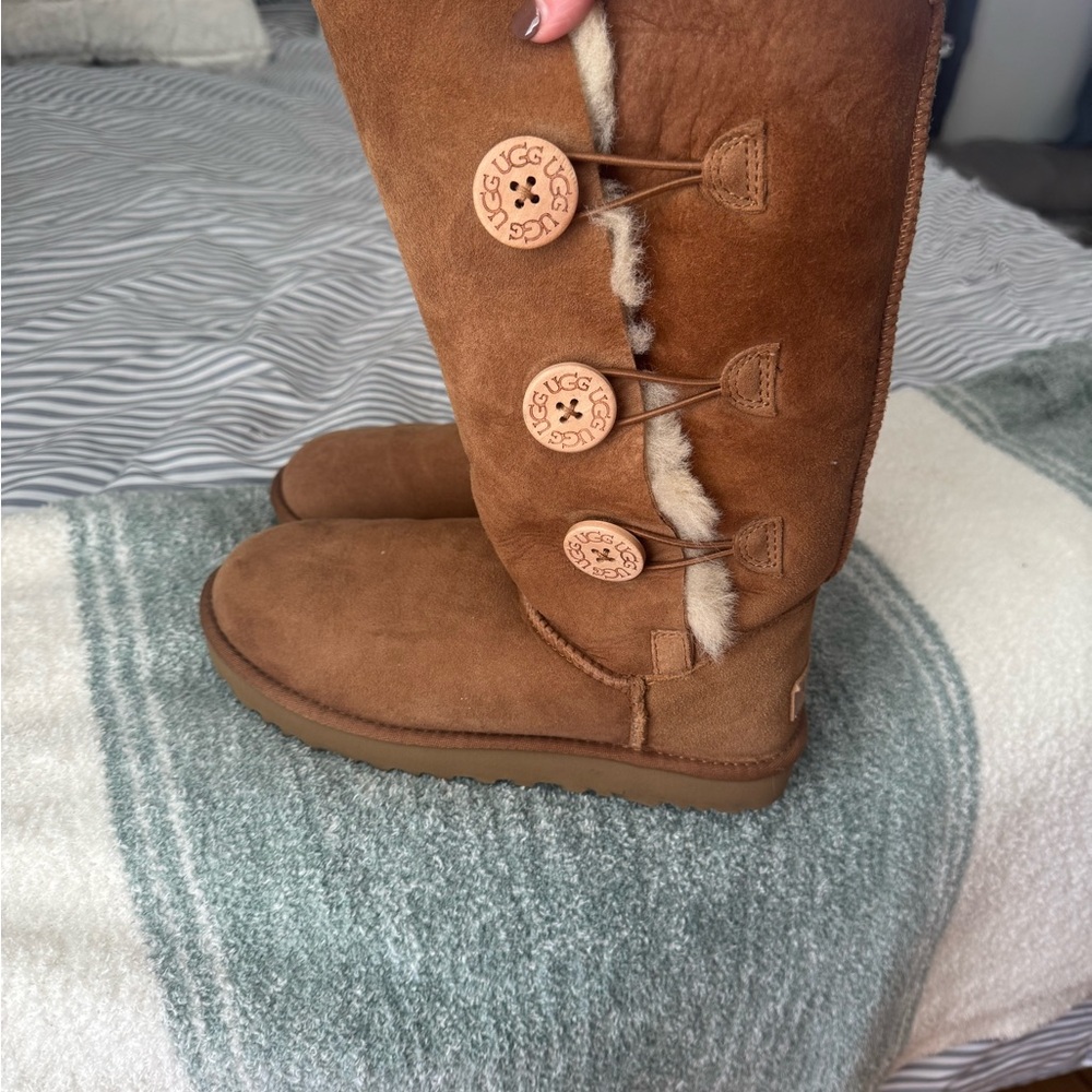 UGG Bailey Button - Picture 3 of 9